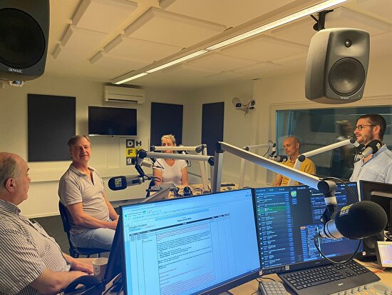In de studio van Den Haag FM op 31 augustus 2023 is een uitzending, met de pianostemmers Jos de Ling, Joachim Stepanik, Rani van Emmerik en vioolbouwer Willem Bouman, die praten over hun vak en de economische aspecten ervan.
