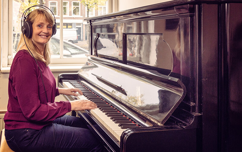 Inbouw van een Silent Systeem in een akoestische piano, uitgevoerd door Pianoservice Den Haag, waardoor pianospelen mogelijk is zonder anderen te storen.